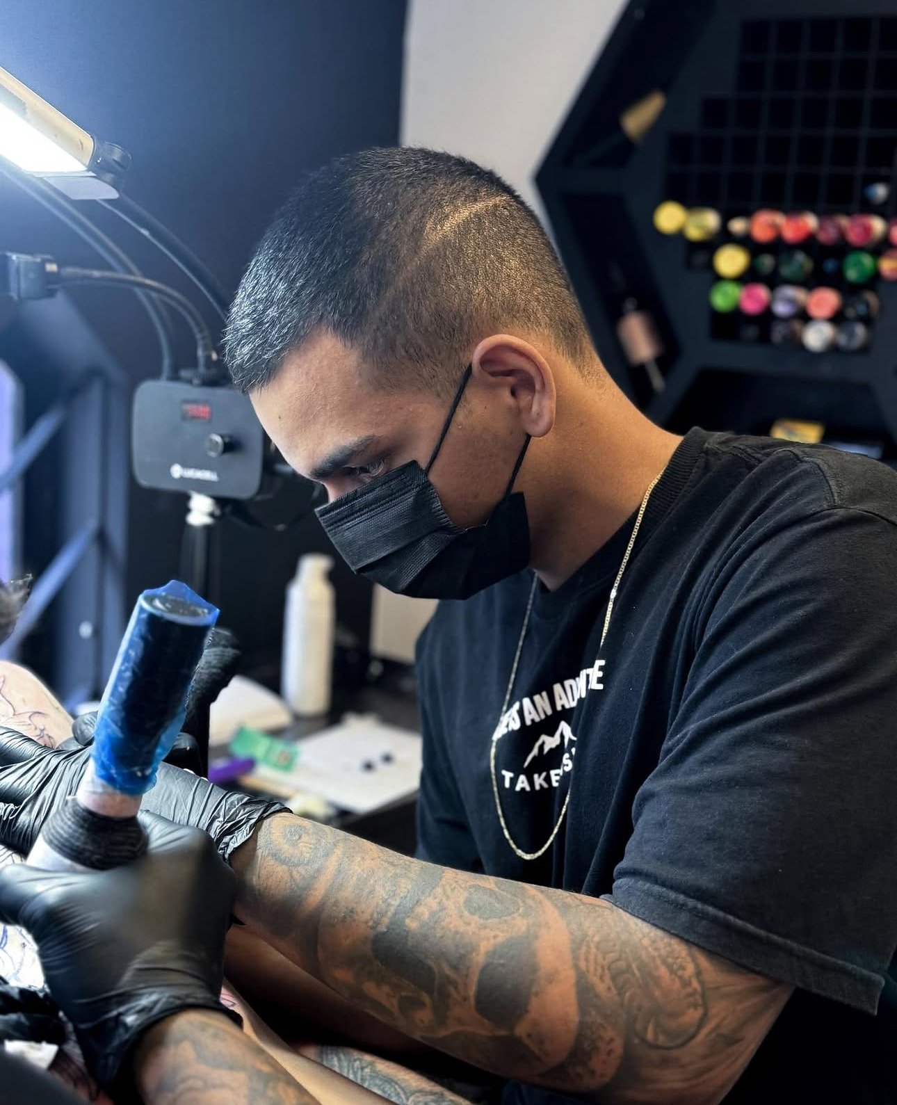 Caio Piccin tatuando em estúdio